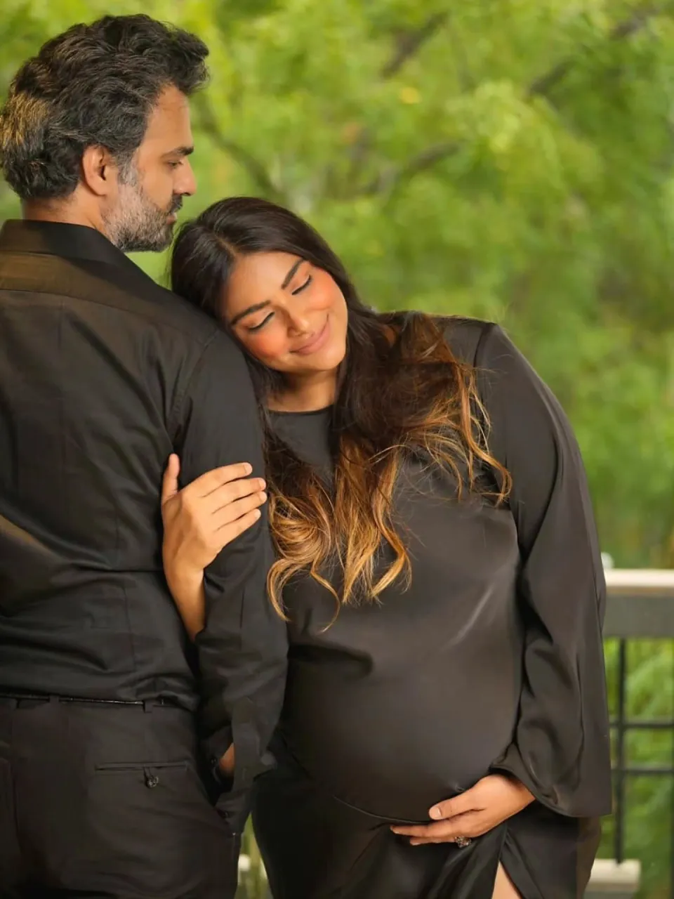 Under One Moon — Couple Maternity · Studio (frame 3)