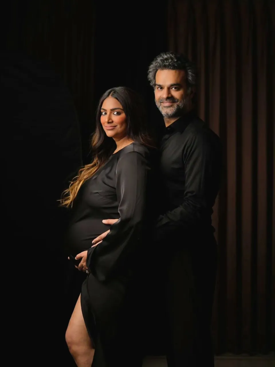 Under One Moon — Couple Maternity · Studio (frame 4)